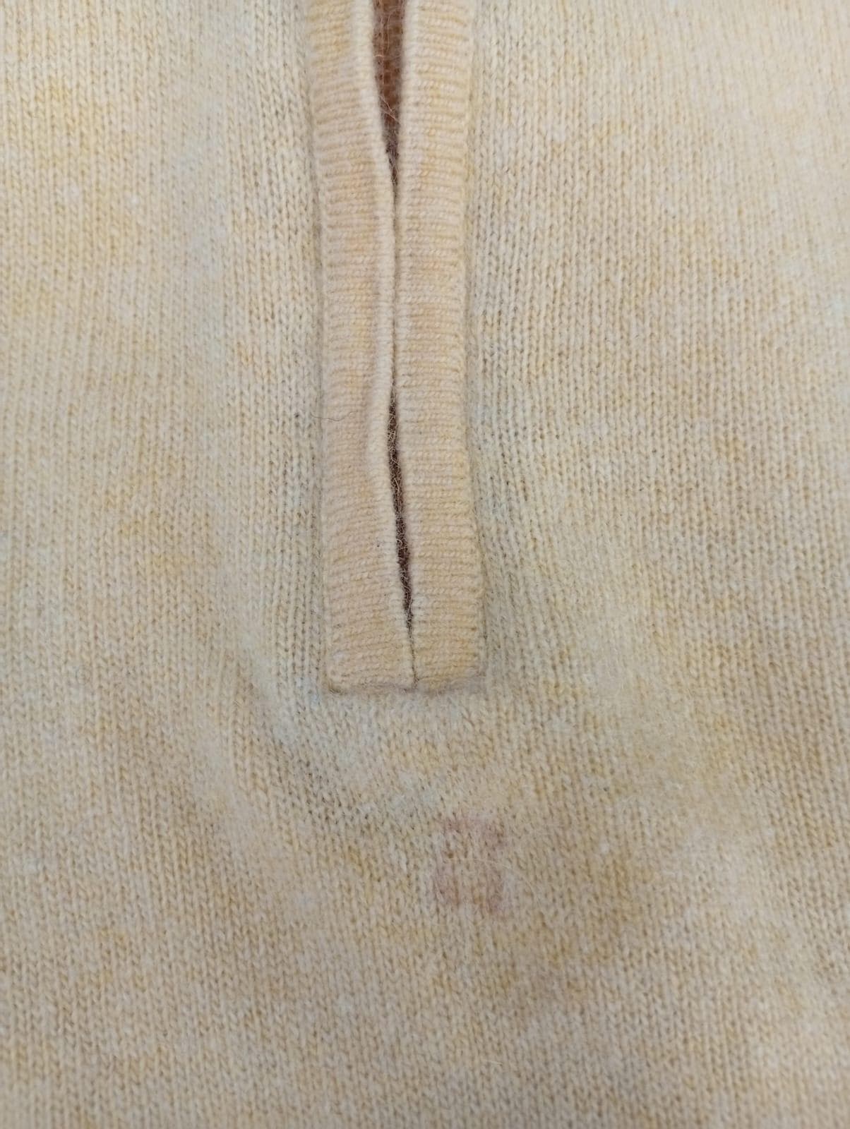 Maglia chiara con zip prima del trattamento