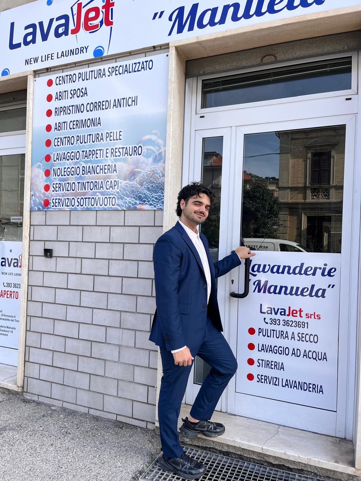 Mattia davanti alla sede Lavajet Lavanderia Manuela a Ragnola